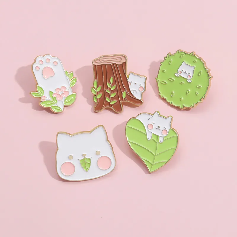 Brooches Pins for Women Fashion Cat Cartoon Leaf Funny Badge for Dress Cloths Bags Decor Cute Enamel Metal Jewelry Wholesale
