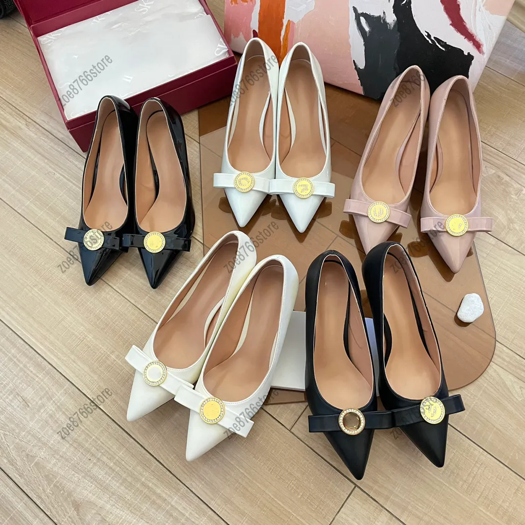 Tasarımcı Elbise Ayakkabı Ayak Toe Heels Sheet Yay Süslenmiş Sandalet Partisi Düğün Ayakkabıları Deri Siyah Beyaz Düğün Ayakkabıları