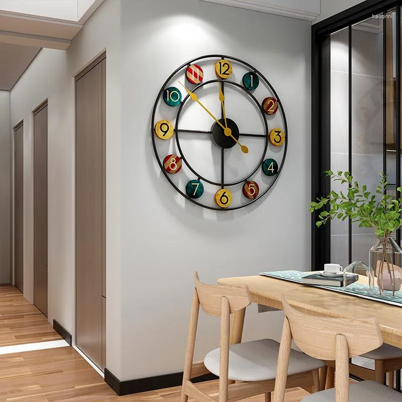 壁時計シンプルな時計ラウンドローマライトラグジュアリーマウントヨーロッパスタイルのホームデコレーションイン製品装飾モダンデザイン