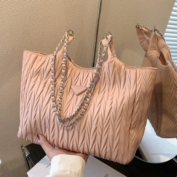 Sac fourre-tout à chaîne plissée pour femme - Nouvelle tendance 2023, sac à bandoulière simple haut de gamme polyvalent, sac à main sous les bras en rose et noir