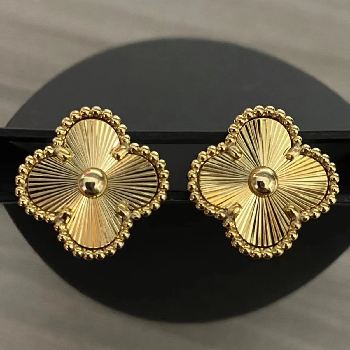 Brincos banhados a ouro 4/quatro trevo elegantes brincos de orelha designer para mulheres hip hop joias de alta qualidade presente de feriado