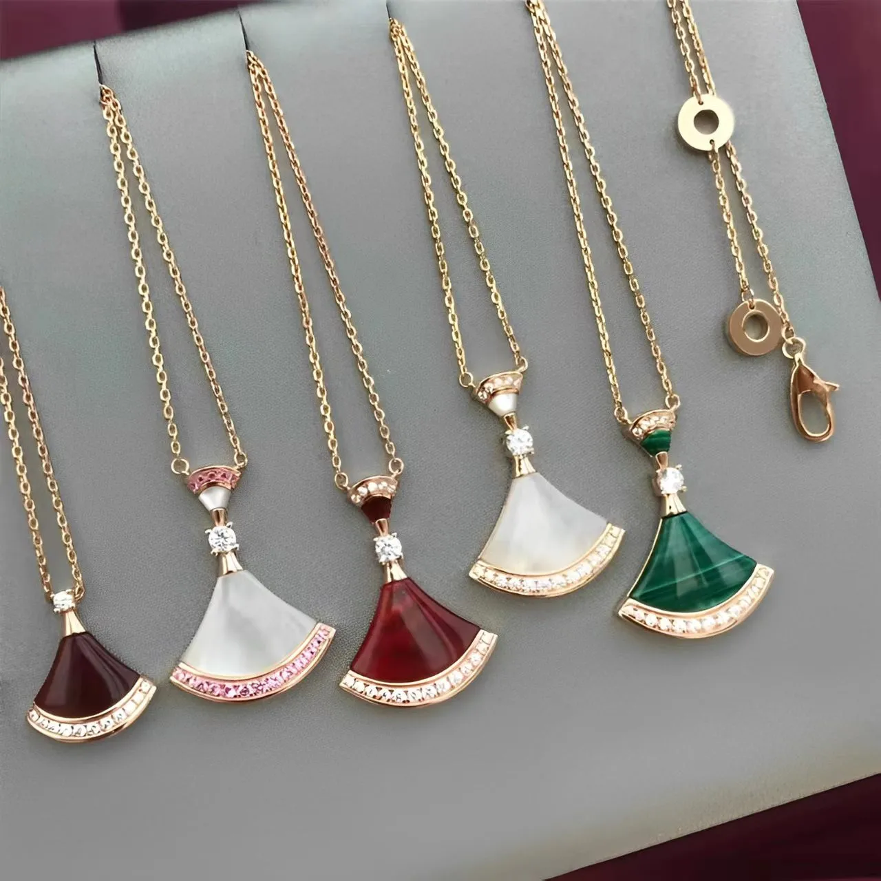 Colar de designer de marca para mulheres elegantes e charmosas em forma de leque colar com pingente de ouro 18k joias de luxo em aço titânio de alta qualidade