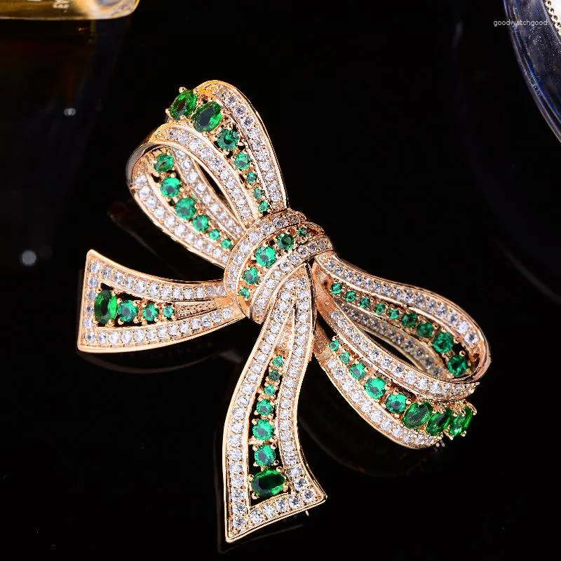 Broşlar 2023 Modaya uygun ünlü tarzı taklit Emerald Zircon Yay Broş Zarif Ceket Mizaç CZ Bowknot Pin Aksesuarları