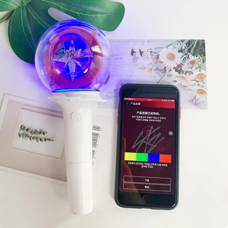 Bastoncini luminosi a LED Kpop Lightstick Fashion Kpop Strayed Kids Lightstick con Bluetooth Concert Hand Lamp Glow Light Stick Flash Lamp Fans 230718