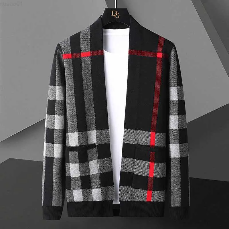 Мужские свитера 2022 Новый осенний зимний модный мужчина винтажные полосы кардиган высококачественный вязаный кардиганский мужчина мягкий теплый свитер для мужчин L230719