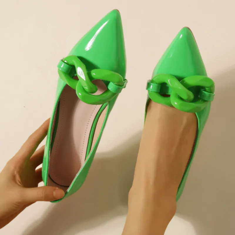Women Fashion Abito appuntiti Mujer Toe Scarpe Zapatos Spring Trend Patent Catena di pelle poco profonda Moofers a scarpe pianeggia