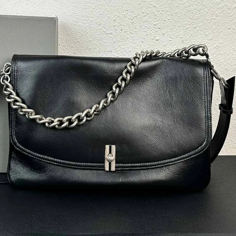 Borsa a mano in morbida pelle Borsa a tracolla a catena nera Borse a tracolla con patta Pelle bovina Hardware argento Lettera Fibbia Borsa a tracolla di alta qualità Tasca interna con cerniera