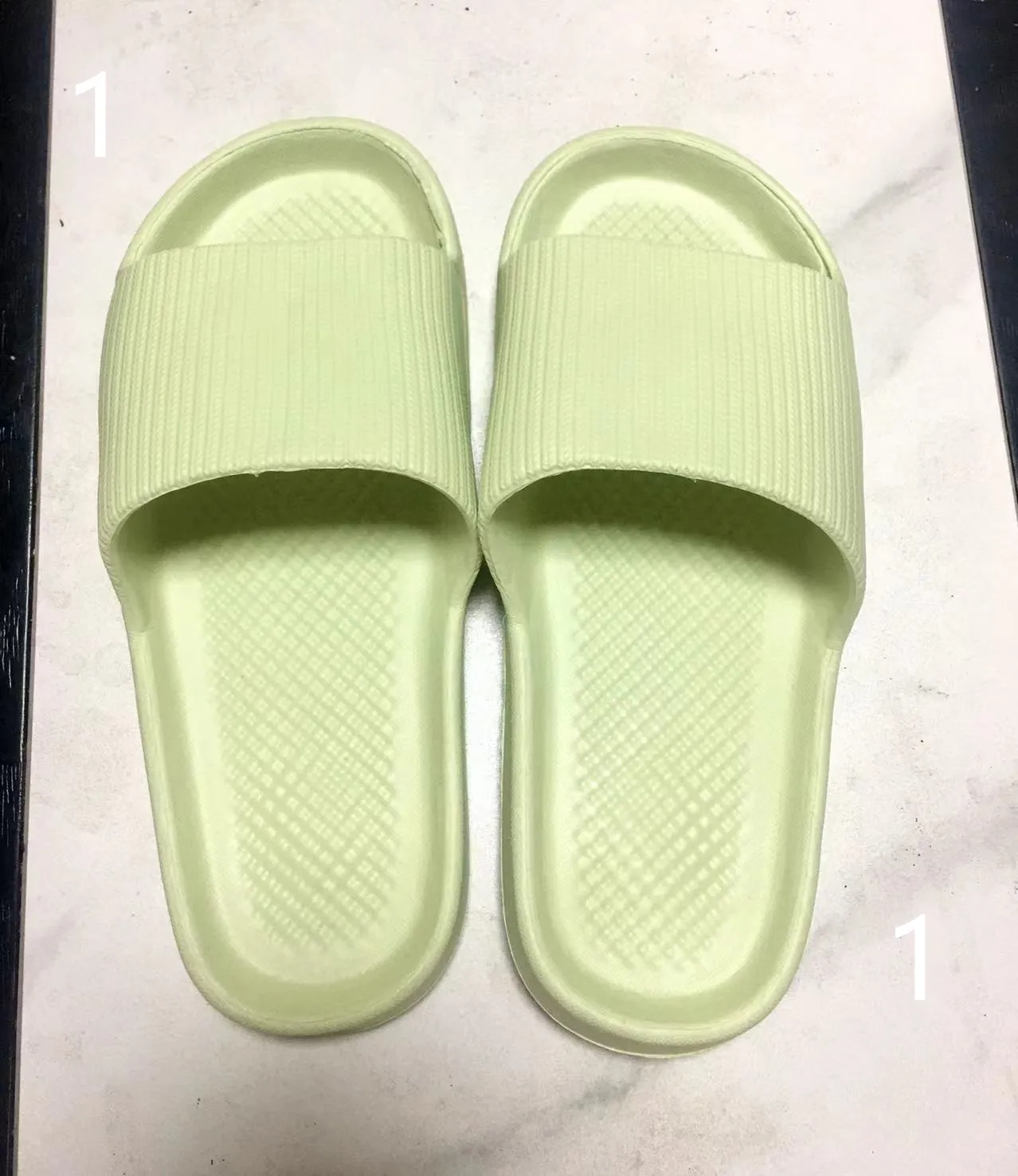 Zapatillas de casa Mujer Verano Antideslizante y sensación de pies Zapatillas Pareja Sandalias de baño Zapatos negro voltio gris EVA