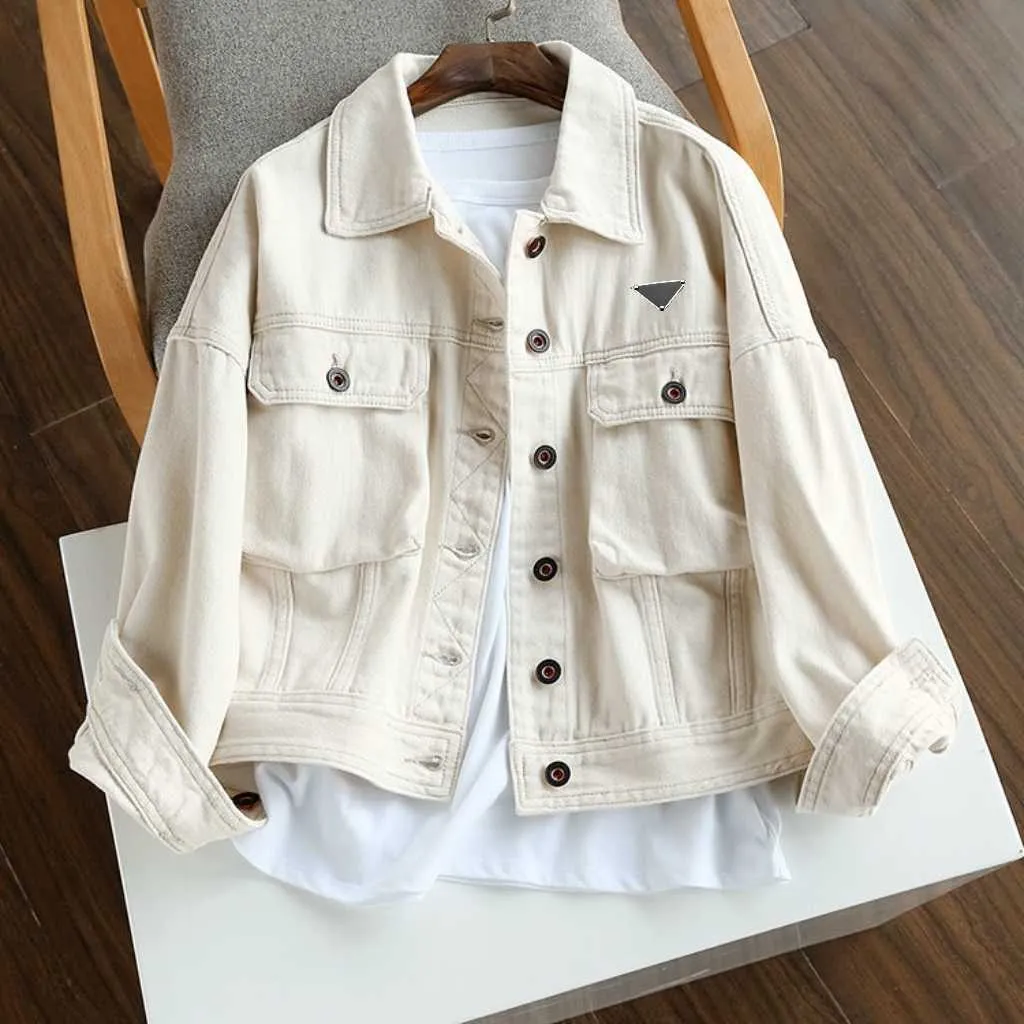 Spring and autumn white lapel denim coat, the version is very wide and stylish, loose version of leisure fashion, men and women with the same.