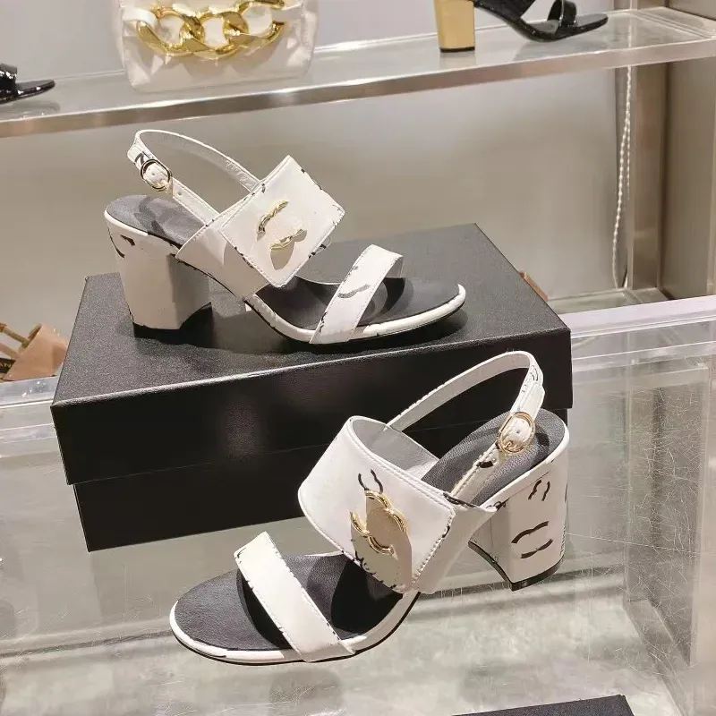 2023 Tasarımcı Lüks Saf Saf Renk Süper Yüksek Topuklu Sandallar Kadınlar% 100 Deri Çizgi Kayışı Moda Podyum Ayakkabıları Lady Seksi Tıknaz Topuklar Hollow Open Toe Sandal