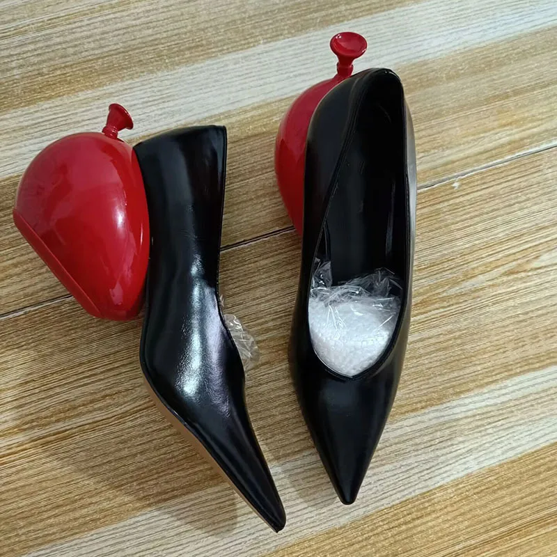Scarpe con hotsell tacco strano