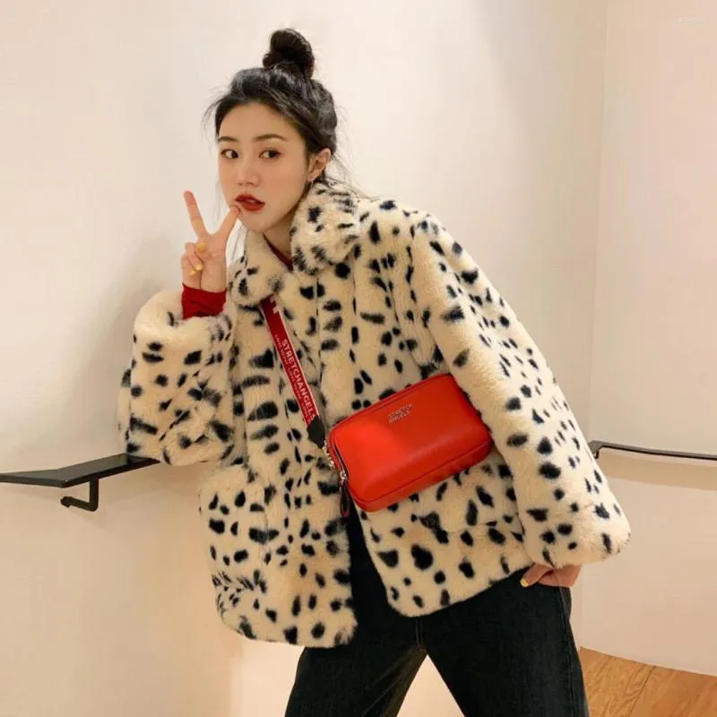 Kvinnors päls plysch jacka kvinnor vinter kort 2023 koreansk version av lös lamm ull faux leopard tryckrock