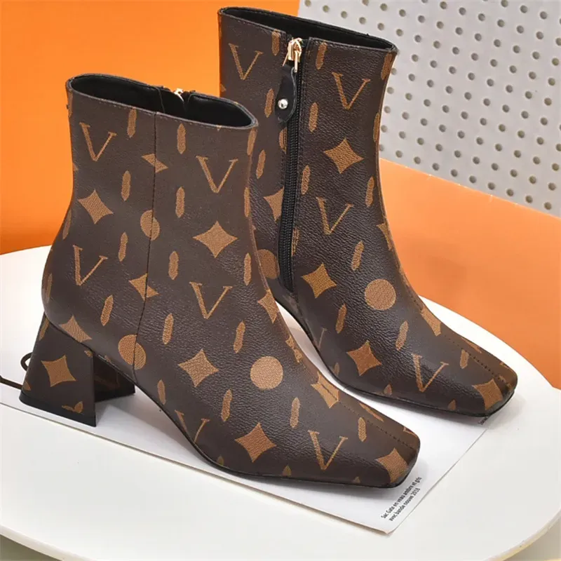 Women Designer Booties أصلية من الجلد أحذية الكاحل Square Square Shake Boot Shoes Dress Ladies Luxury Shoe Med Heels Zipper Side Booties 35-42