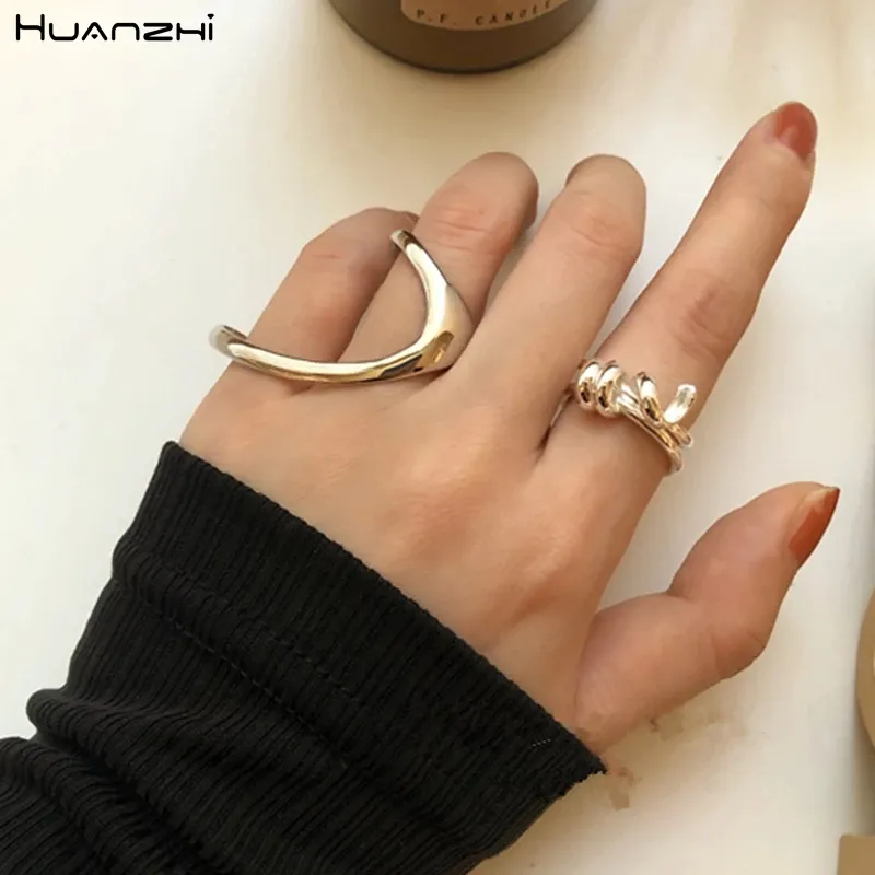 HUANZHI 2020 New Trendy Two finger Metal Arregular Exaggerated Punk Silver Color Adjustable Ring for Women Girls Jewelry Gifts