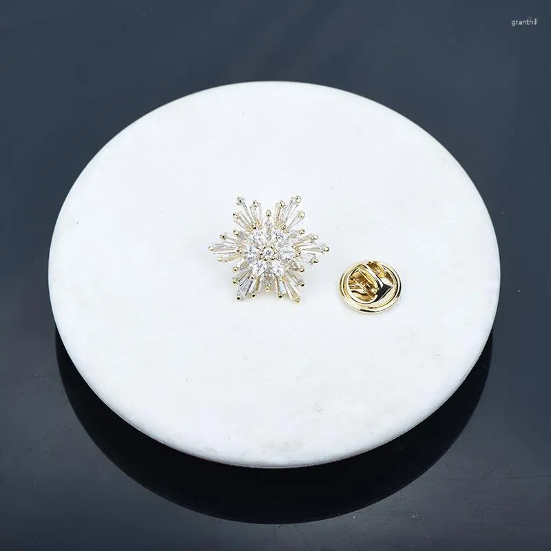 Brooches ICEYY Luxury Simple Shine Cubic Zircon Snowflake Pin Hijab Shawl Clothing Winter Jewelry Gift