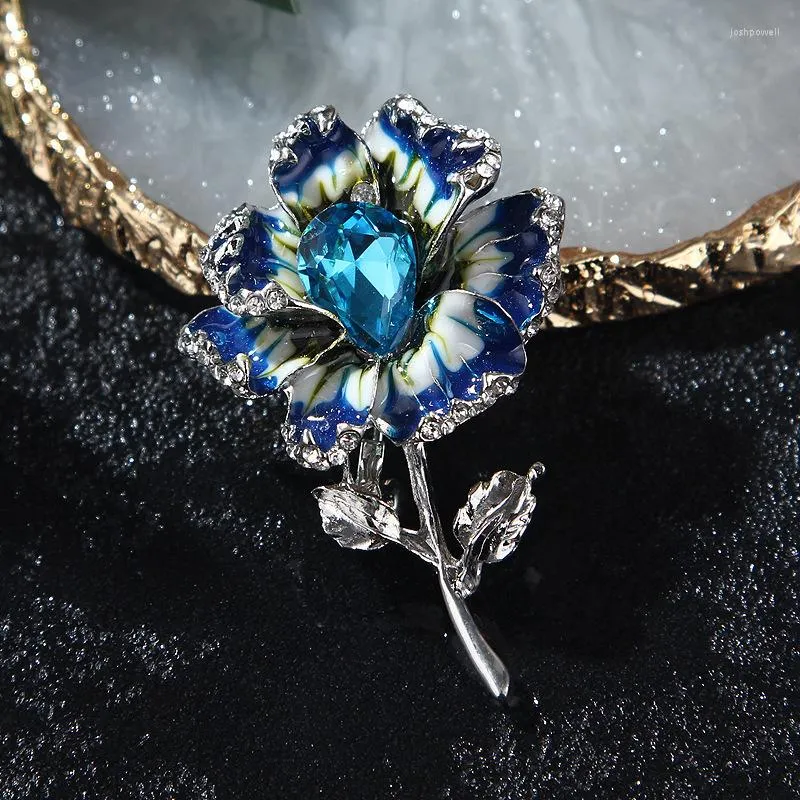 Broscher avancerade utsökta kristallblommor brosch stift mode kreativt design temperament blomma märken iögonfallande gåva för charm dam