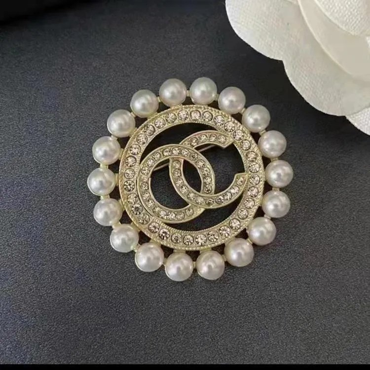 Designer guldpläterad stift brosches mode smycken tillbehör kvinnor pärl diamant brosch bröllop fest gåva