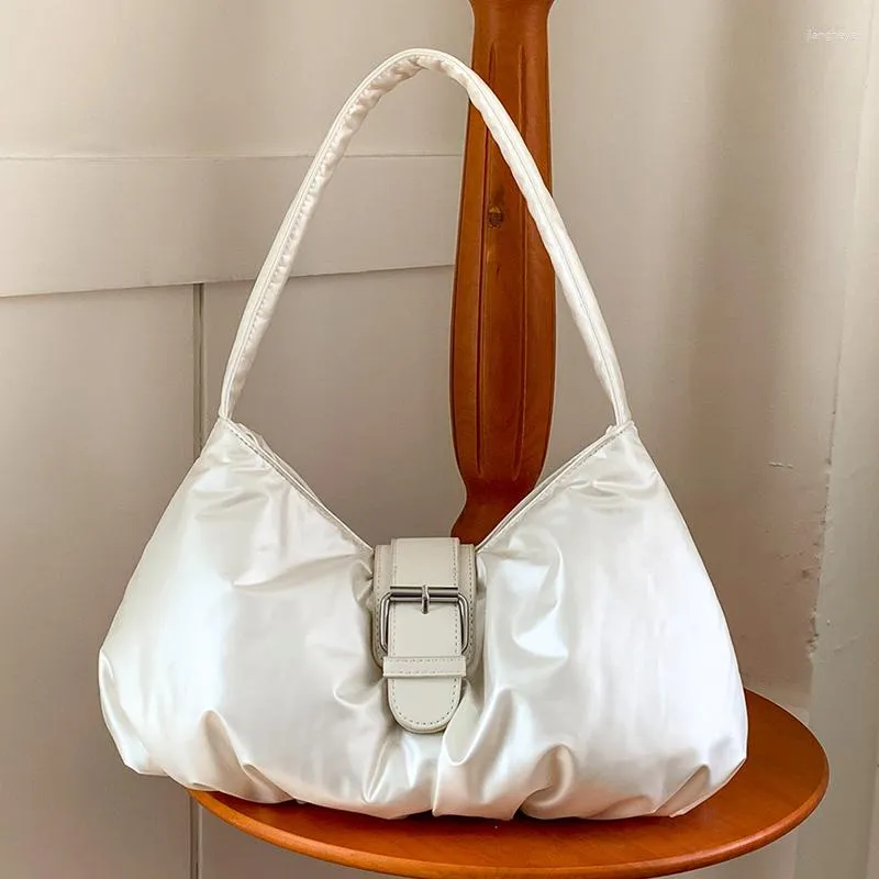 イブニングバッグは女性のためのカジュアルラグジュアリーデザイナーハンドバッグ財布2023でPUレザーオイルワックスフリルベルトバックル肩のバックル