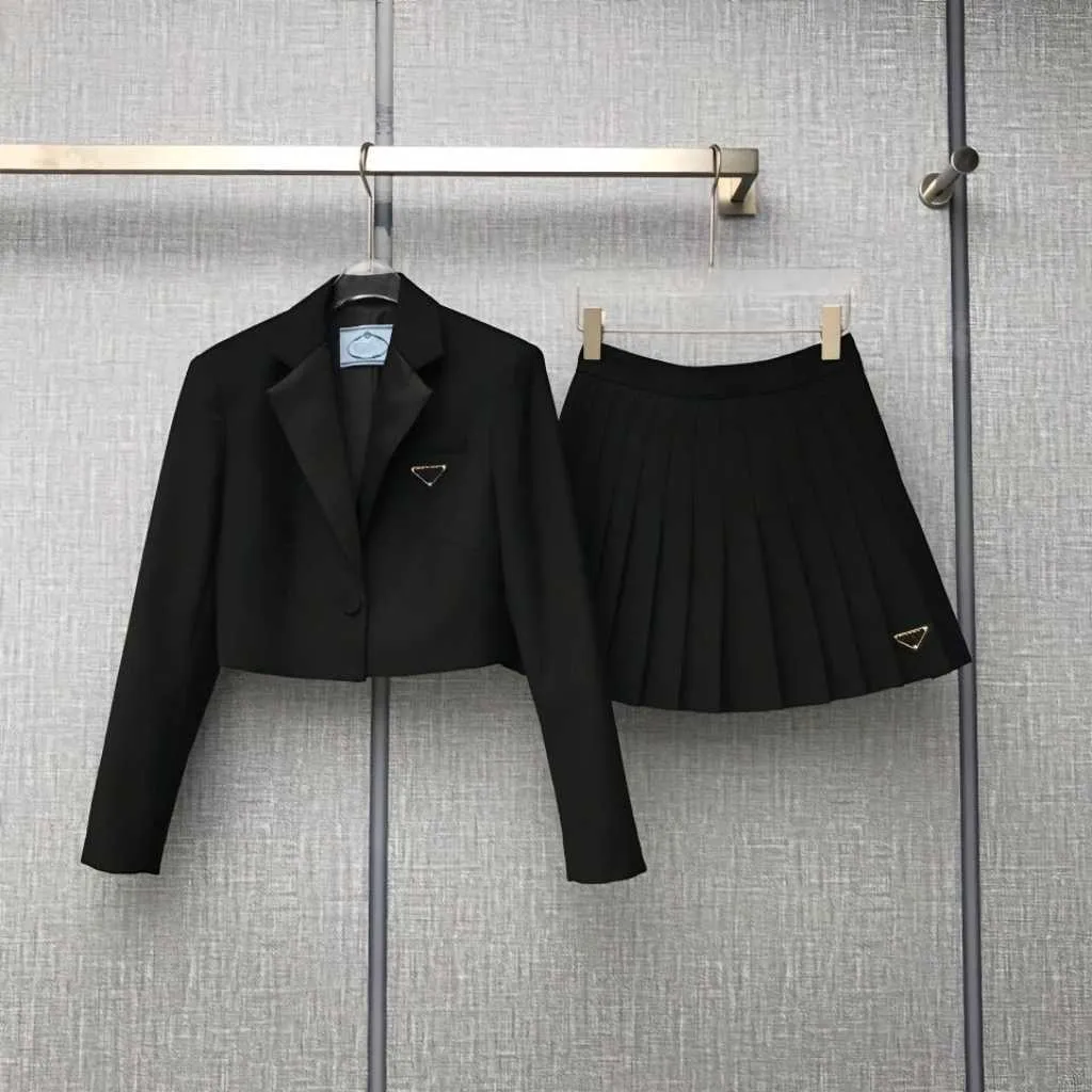 Robe de costume noire pour femme printemps et été, veste de costume et jupe plissée, toucher nylon doux et confortable, sensation plissée très large, mode décontractée.