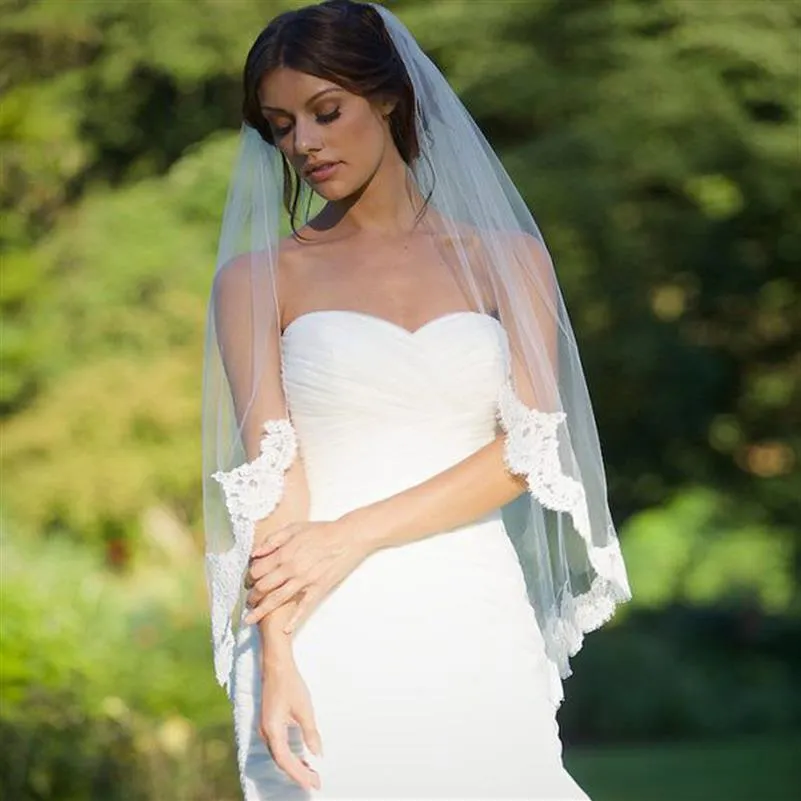 Single Layer Short Wedding Veil with Partial Lace Edge Fingertip Bridal Veil with Comb Wedding Accessories T-49239D