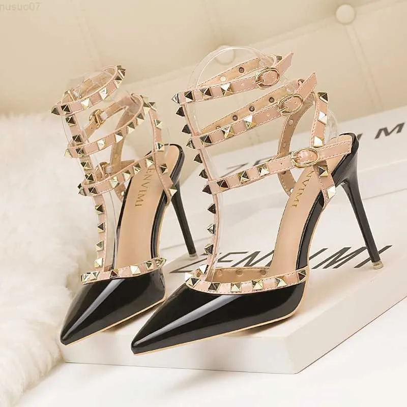 DHgate Womens Roman Fashion Rivet Sandals 10CM Pumps Sexy Nightclub Stiletto Heels Patent Leather Metallic Rivet Hollow L230720 Shoes Accessories