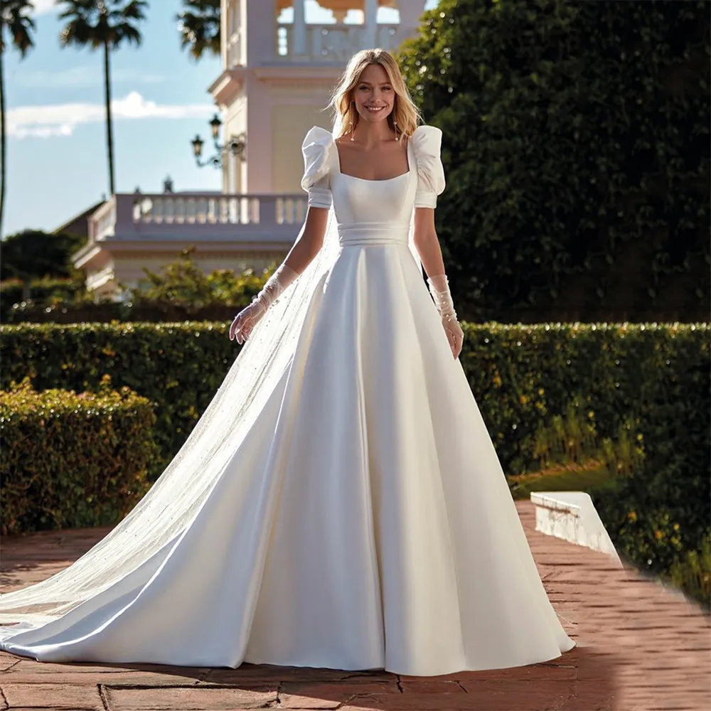 Elegante scollo quadrato A Line Abiti da sposa da sposa Abiti da sposa da chiesa increspati con maniche corte in raso senza schienale