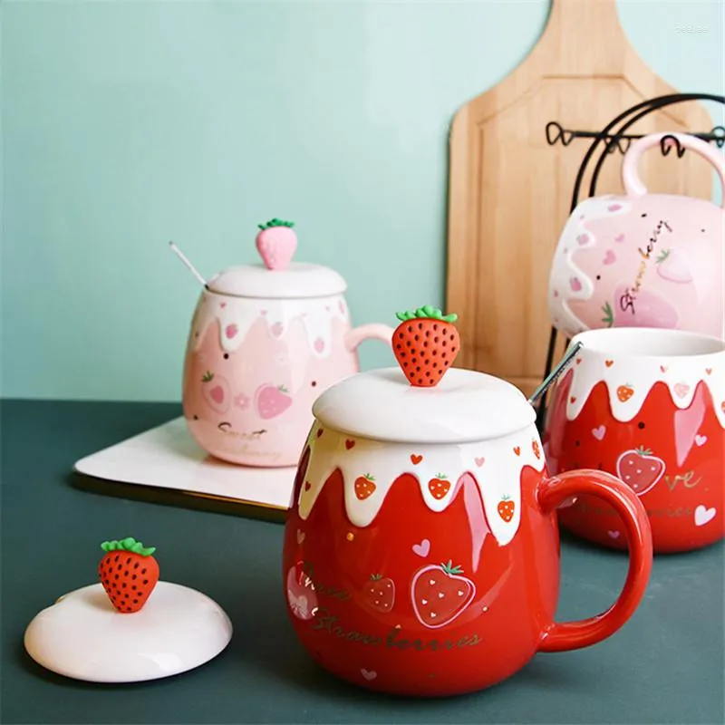 Kupalar Japon tarzı seramik sevimli çilek kahve kapakları ve kaşık yaratıcı porselen kahvaltı süt yulaf ezmesi bardak içecek eşyaları