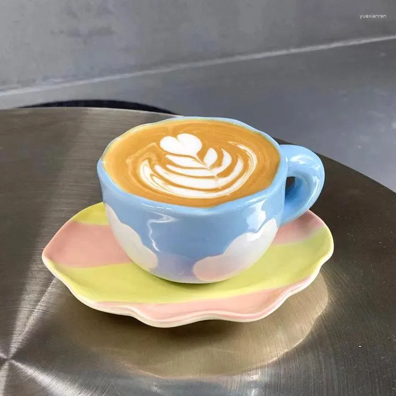 Filiżanki spodki kreatywne ręcznie malowane w chmurze filiżanka kawy z ręcznie robionym ceramicznym zestawem do płucnika do cappuccino espresso latte herbata wyjątkowy prezent
