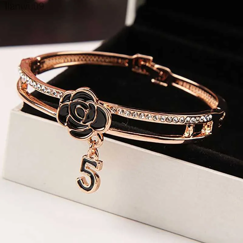 Brazalete de Camelia esmaltado negro coreano para mujer, pulsera con dijes de 5 letras de cristal brillante, joyería de boda de marca de moda Z093 L230704