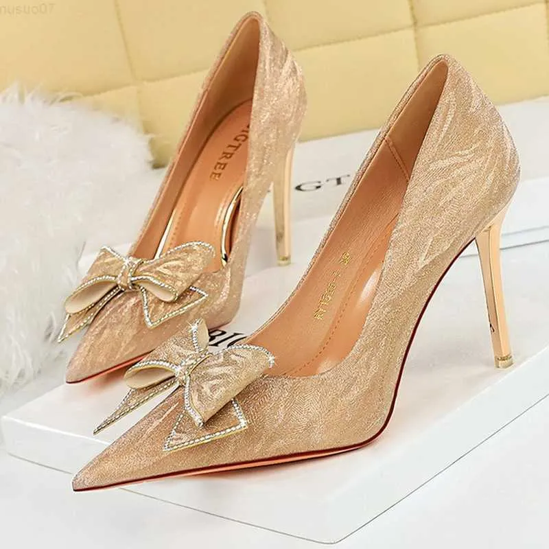 Sandaler paljettduk Kvinnor pumpar Champagne Silver Wedding Shoes Rhinestone Bow Luxury Banket Shoes Stilettos High Heels Women Shoes L230720