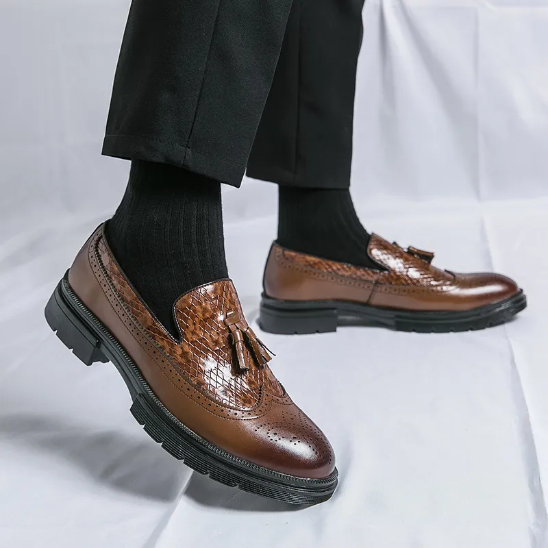 Brown Brogue Shoes for Men mode Tassel Läder Mens klänningskor Storlek 38-46 Casual Business Shoes Men Men