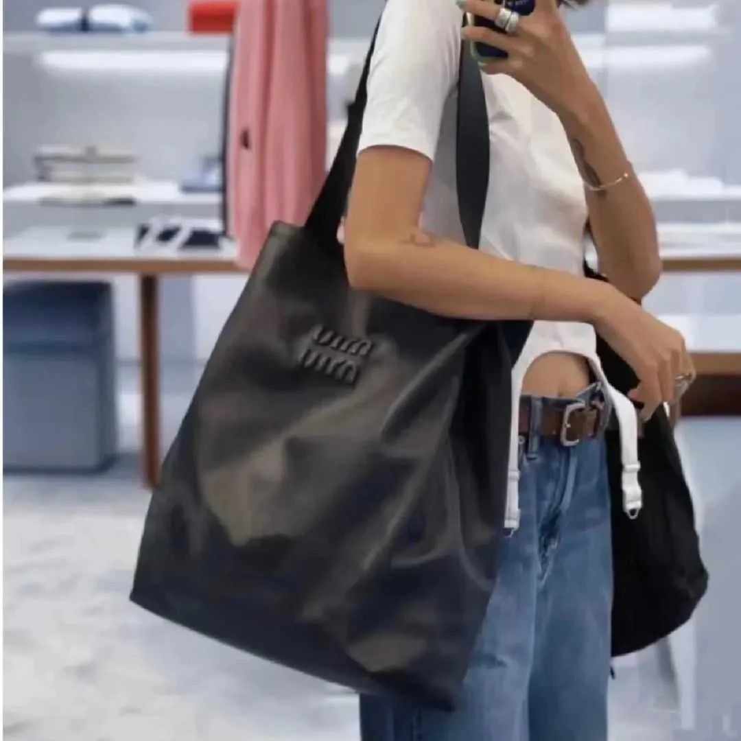New MIU Light Luxury Fashion Fashion Versátil Big Tote Bag