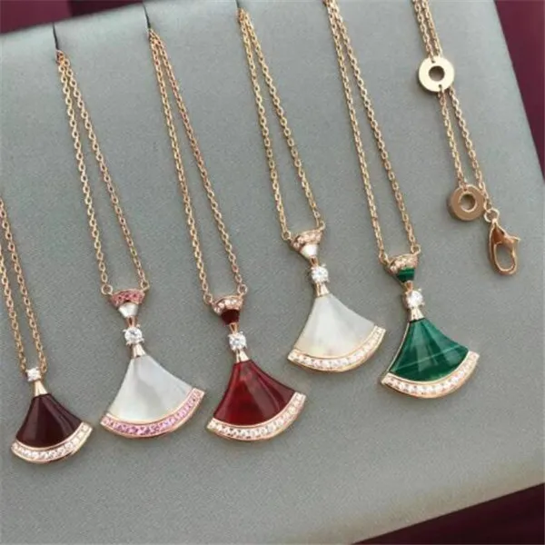 Collier de créateur de mode pour les femmes à la mode et charmant en forme d'éventail collier pendentif en or 18 carats bijoux de luxe en acier au titane de haute qualité