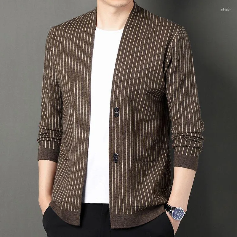 Pulls pour hommes automne hiver mode col en V à manches longues tricots décontractés Cardigans mâle coréen Vintage rayé à la mode pull manteaux C20