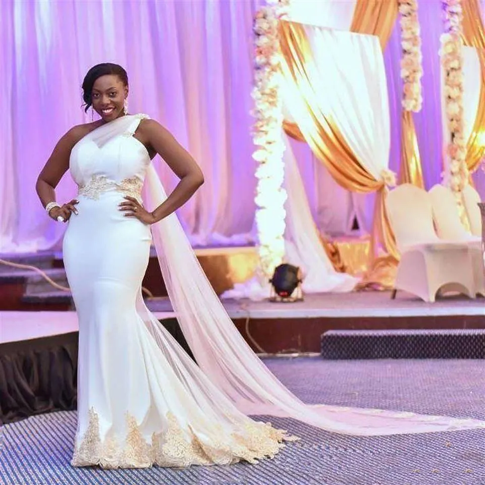 Vestido de novia de sirena de un hombro de encaje blanco y dorado con capa 2019 Vestidos de novia africanos de moda moderna por encargo Plus Size2873