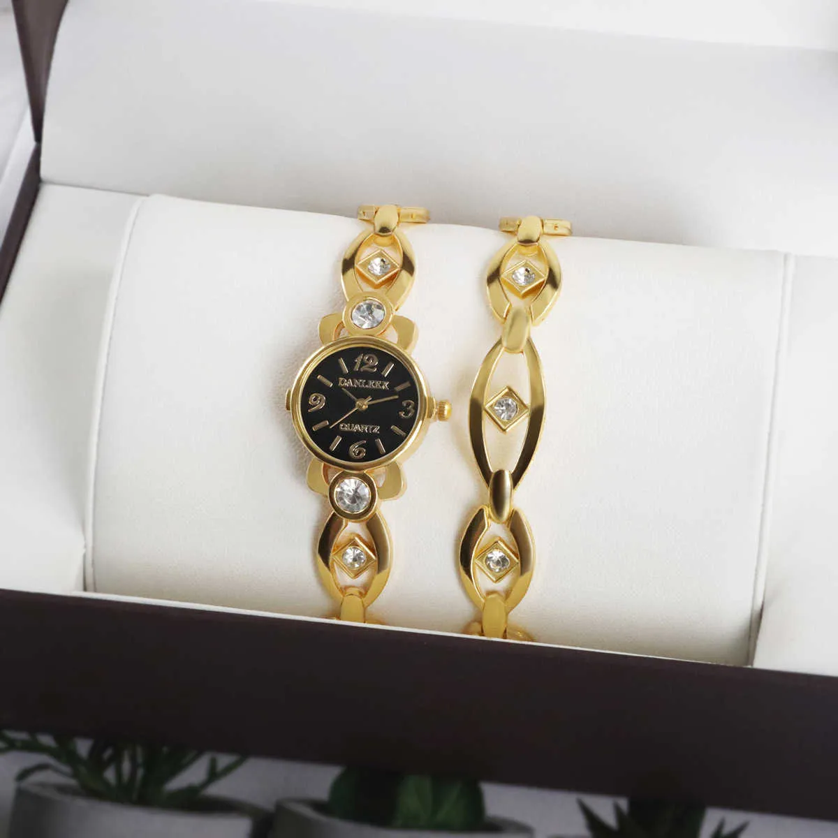 Elegant Gold Watch Set for Women - Quartz Ladies Wristwatch 