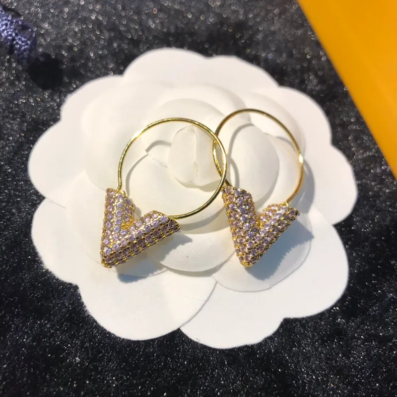 デザイナーイヤリングフープ女性デザイナーのためのLuxurys Diamond Pearly Earringブランドスタッドレディースウェディングジュエリー2307206z