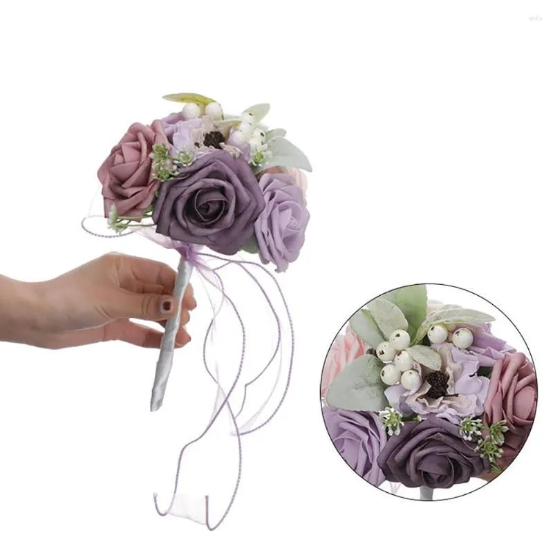 Kwiaty dekoracyjne sztuczne róży kwiatowe bukiet narzeczona Handing Trzymanie pięknego jedwabnego prezentu Dekoracja stołu ślubnego