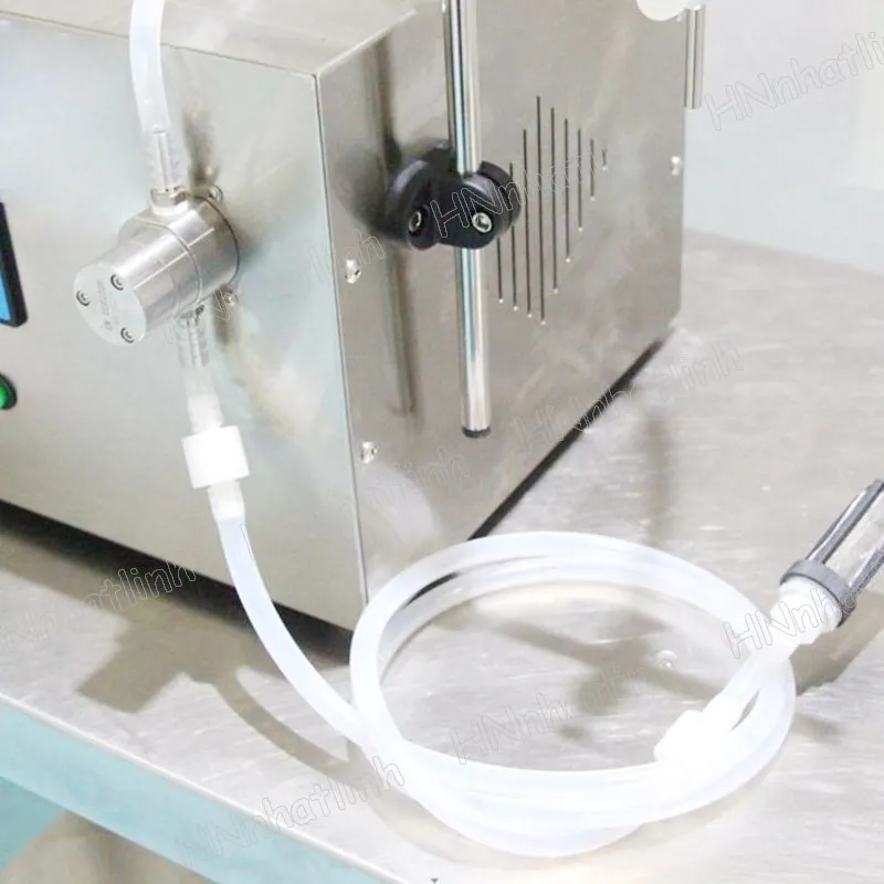 Máquina de enchimento de garrafas semiautomática de baixa viscosidade Bomba magnética Água mineral Óleo essencial Fluido de enchimento quantitativo Produção de embalagem 4L/5,5L/9L por minuto