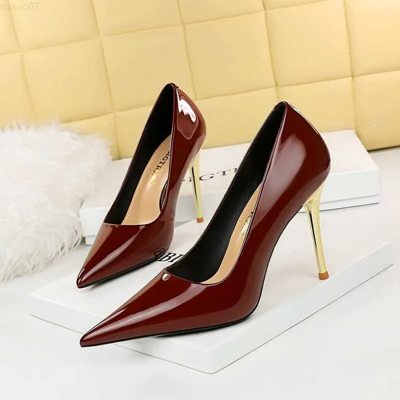 Sandalen 2023 Vrouwen Sexy 10Cm Hoge Hakken Naakt Pumps Lady Stripper Stiletto Hakken Glossy Wedding Bridal Kwaliteit Rode schoenen L230720