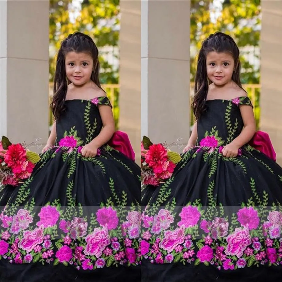 2022 Vintage Mexican Girls Pageant Dresses Floral Applique Off Shoulder Cetim Flower Girl Dress For Wedding Quinceanera Mi220h