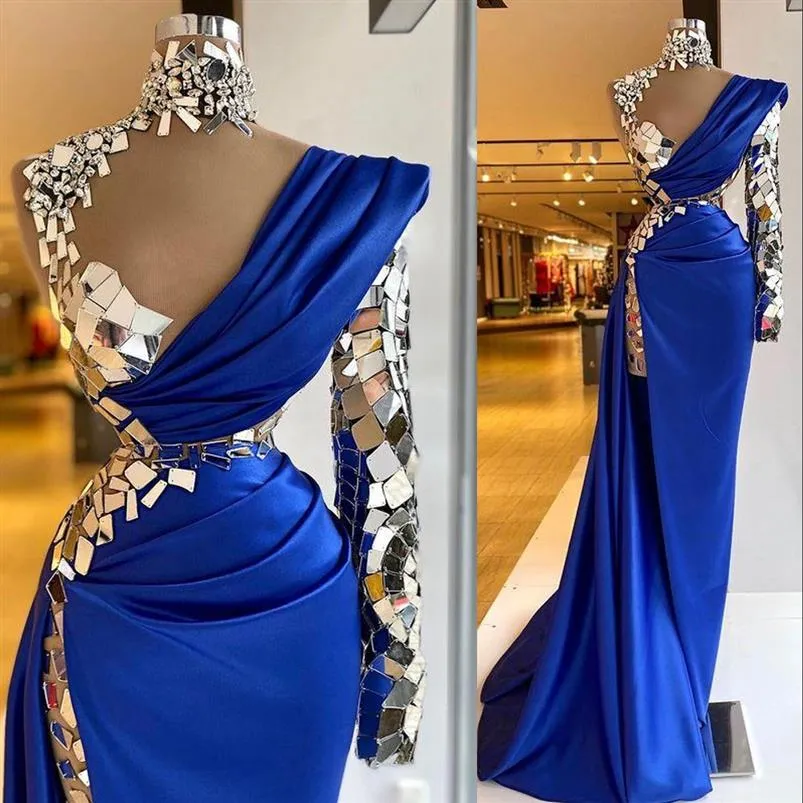 2023 Arabiska promklänningar Aso Ebi Lyxiga pärlor Kristaller Royal Blue Illusion High Neck Afton Dress Mantera en axel delad M286R