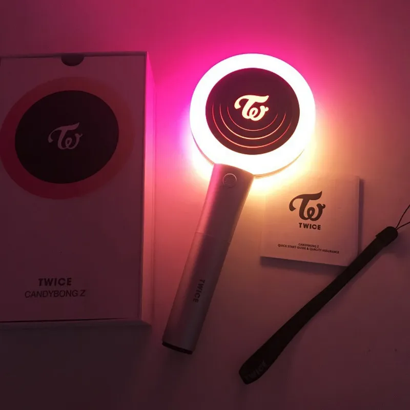 LED Light Sticks Kpops två gånger Lightstick och söt plyschlampa täcker godis bong z två gånger ver.2 med Bluetooth Concert Aid Light Stick för fans 230720