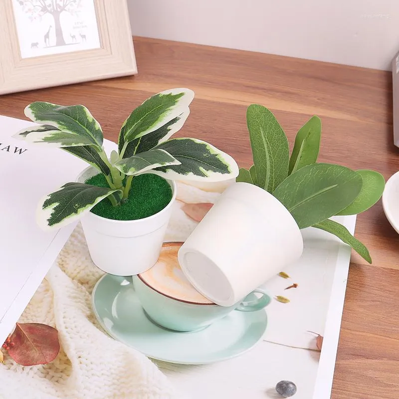 Декоративные цветы мини -искусственные растения бонсай моделирование милой для офисных настольных подарков