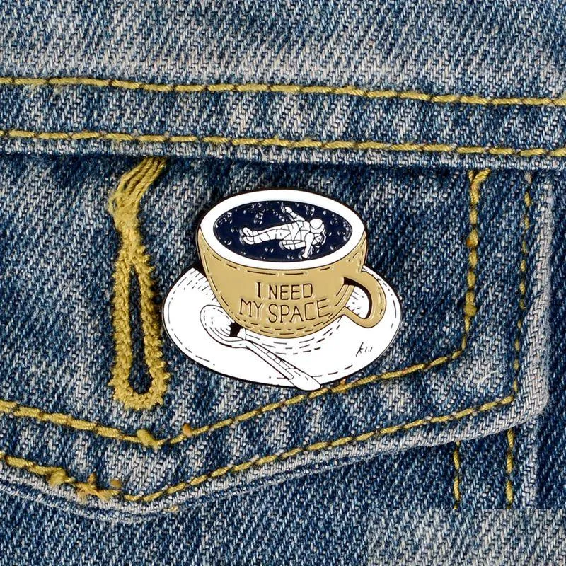 Stift broscher en uppsättning koppar som dricker kaffe söt brosch mening skriven på koppen en astronauter som ligger i modegåvan till vänner dhkca