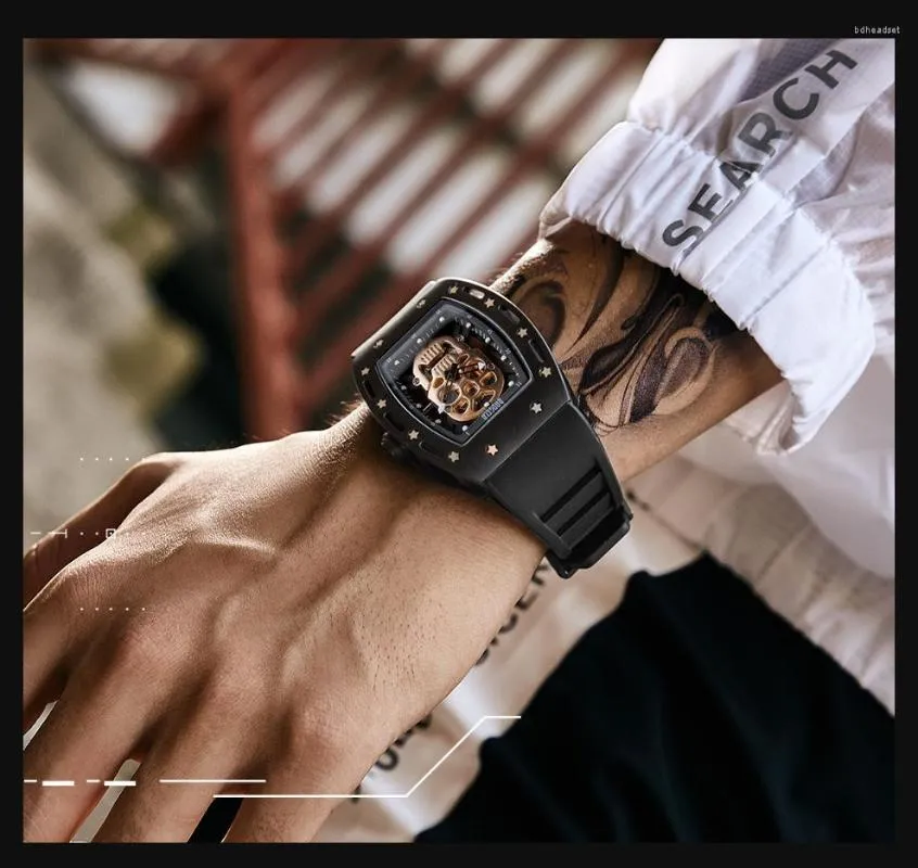 Relojes de pulsera Reloj de cuarzo luminoso para hombre Correa de silicona negra Cráneo del ejército Esfera rectangular Cara con reloj de estrellas Relogios Deportes