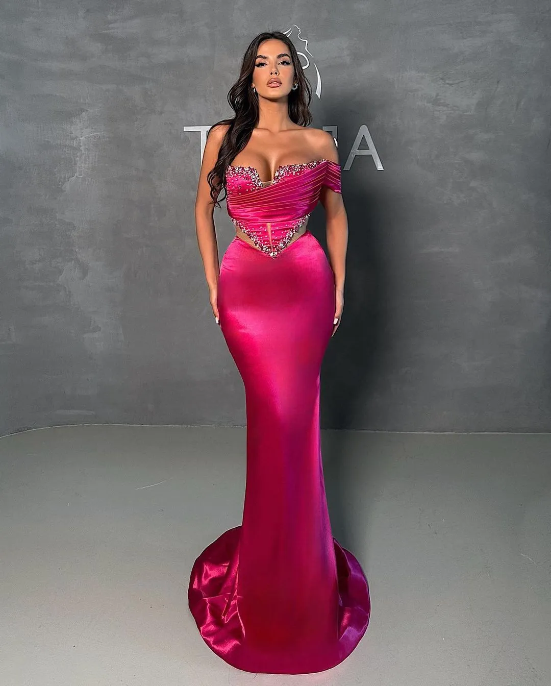 ドバイアラビア語のホットピンクプラスサイズシースイブニングドレス片側肩ビーズのスパンコールコートフォーマルウェアパーティードレスページェントエンゲージメントセレブイブニングドレス