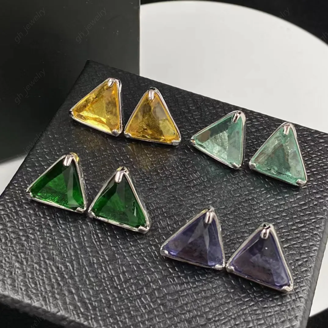 Designer de luxe Triangle Stud Boucles d'oreilles pour femmes Gemstone Boucles d'oreilles simples et élégantes pour les fêtes de mariage des femmes bijoux de cadeau de fiançailles de haute qualité avec boîte