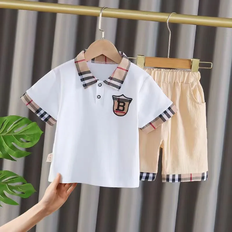 赤ちゃんの子供のデザイナー服幼児の男の子の服セット夏の赤ちゃんショートスリーブTシャツショーツ2PCSコスチューム子供服トラックスーツ