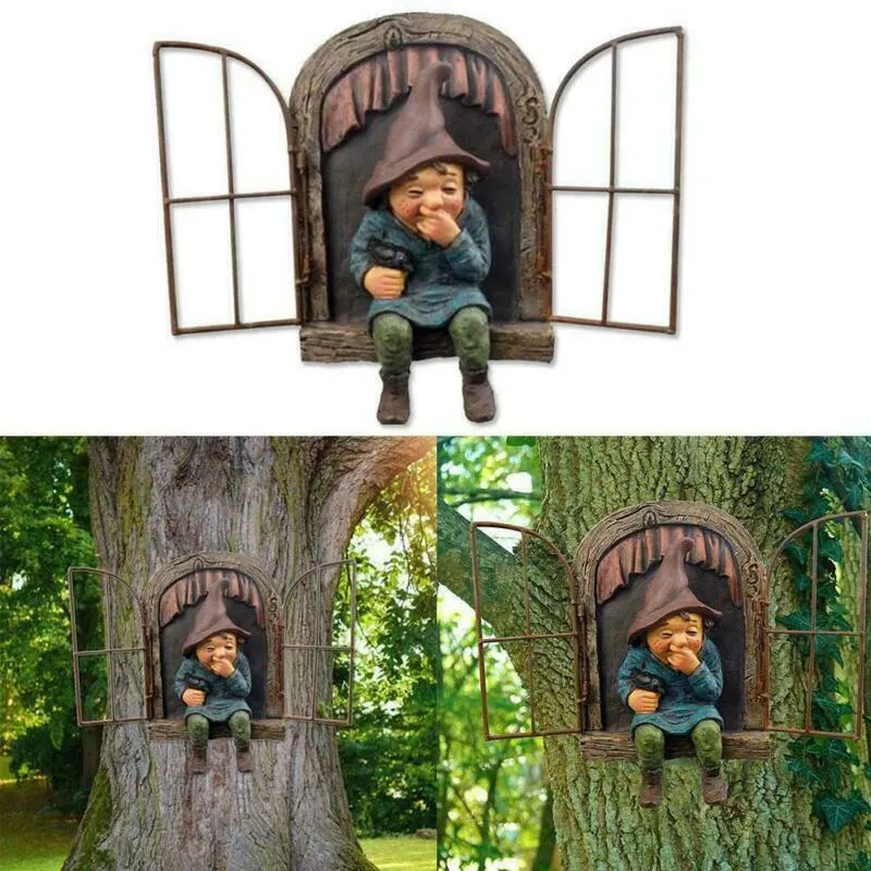 Dekoracje ogrodowe niegrzeczne gnome posąg elf z drzewa drzwi Hugger Home Yard Decor 230721